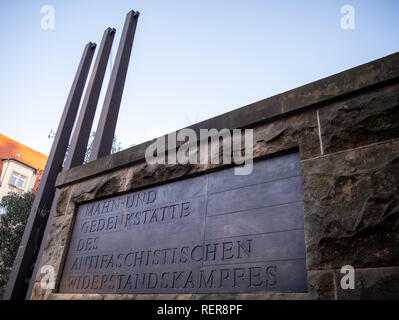 Dresden, Deutschland. 22 Jan, 2019. Am Eingang der Gedenkstätte Münchner Platz gibt es eine Gedenktafel mit der Inschrift "Ahn- und Gedenkstätte des antifaschistischen Widerstandskampfes". Im Innenhof des Gebäudekomplexes gab es eine fallende Schwert Maschine, die Todesurteile während der sowjetischen Besatzung und der DDR-Diktatur auszuführen. Insgesamt mehr als 1.300 Menschen ihr Leben verloren. Credit: Monika Skolimowska/dpa-Zentralbild/dpa/Alamy leben Nachrichten Stockfoto