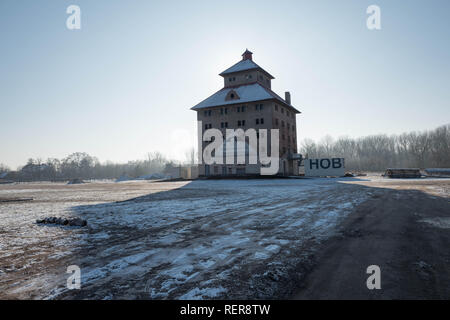 Hobrechtsfelde, Deutschland. 08 Feb, 2015. Blick auf die stadt Immobilien Hobrechtsfelde mit dem getreidespeicher. Seit dem 1. Januar 2010, die Hobrechtsfeldes Wohngebäude an der Bremer Höhe Wohnungsbaugenossenschaft in Berlin-Prenzlauer Berg, die im ganzen Dorf für 900.000 Euro gekauft basierte gehört haben. Quelle: Jörg Carstensen/dpa/Alamy leben Nachrichten Stockfoto