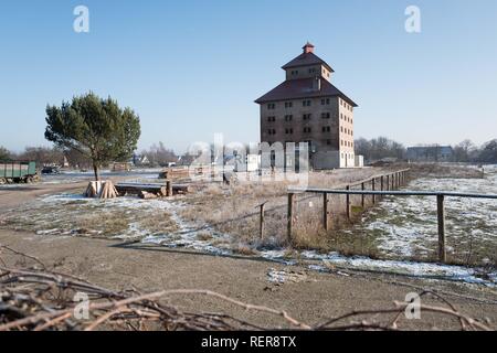 Hobrechtsfelde, Deutschland. 08 Feb, 2015. Blick auf die stadt Immobilien Hobrechtsfelde mit dem getreidespeicher. Seit dem 1. Januar 2010, die Hobrechtsfeldes Wohngebäude an der Bremer Höhe Wohnungsbaugenossenschaft in Berlin-Prenzlauer Berg, die im ganzen Dorf für 900.000 Euro gekauft basierte gehört haben. Quelle: Jörg Carstensen/dpa/Alamy leben Nachrichten Stockfoto