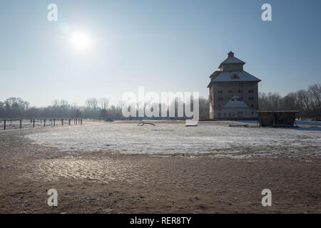 Hobrechtsfelde, Deutschland. 08 Feb, 2015. Blick auf die stadt Immobilien Hobrechtsfelde mit dem getreidespeicher. Seit dem 1. Januar 2010, die Hobrechtsfeldes Wohngebäude an der Bremer Höhe Wohnungsbaugenossenschaft in Berlin-Prenzlauer Berg, die im ganzen Dorf für 900.000 Euro gekauft basierte gehört haben. Quelle: Jörg Carstensen/dpa/Alamy leben Nachrichten Stockfoto