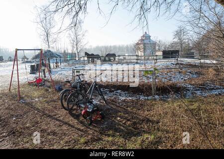 Hobrechtsfelde, Deutschland. 08 Feb, 2015. Blick auf die stadt Immobilien Hobrechtsfelde mit dem getreidespeicher. Seit dem 1. Januar 2010, die Hobrechtsfeldes Wohngebäude an der Bremer Höhe Wohnungsbaugenossenschaft in Berlin-Prenzlauer Berg, die im ganzen Dorf für 900.000 Euro gekauft basierte gehört haben. Quelle: Jörg Carstensen/dpa/Alamy leben Nachrichten Stockfoto