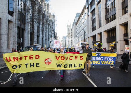 London, Großbritannien. 22 Jan, 2019. An der Rezeption, Sicherheitspersonal und Reiniger im Justizministerium (MoJ) von United Voices der Welt (Uvw) und unterstützen die Mitarbeiter im Ministerium für Wirtschaft, Energie und industrielle Strategie Expositionsindizes (BEI) von der öffentlichen und kommerziellen Services (PCS) Union März um Westminster nach Beginn einer koordinierten Streik für die London Living Wage von £ 10,55 pro Stunde und die Parität der Lohnfortzahlung und jährliche Vergütung verlassen, mit Beamten vertreten. Credit: Mark Kerrison/Alamy leben Nachrichten Stockfoto