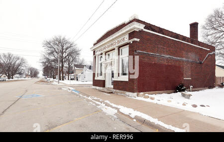 Mccausland, Iowa, USA. Jan, 2019 18. Die Stadt McCausland gekauft das Wahrzeichen 1916, McCausland Sparkasse bei 302 North Salina Street im Jahr 2015 von abgerissen werden zu halten und verwendet ein 15.000 Zuschuss der Regional Development Authority (RDA), um zu helfen, die Struktur als multi-purpose Bauen, Wohnen Stadt Büros und Community Center wieder her. Credit: Kevin E. Schmidt/Viererkabel - Zeiten/Viererkabel - Zeiten/ZUMA Draht/Alamy leben Nachrichten Stockfoto