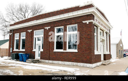 Mccausland, Iowa, USA. Jan, 2019 18. Die Stadt McCausland gekauft das Wahrzeichen 1916, McCausland Sparkasse bei 302 North Salina Street im Jahr 2015 von abgerissen werden zu halten und verwendet ein 15.000 Zuschuss der Regional Development Authority (RDA), um zu helfen, die Struktur als multi-purpose Bauen, Wohnen Stadt Büros und Community Center wieder her. Credit: Kevin E. Schmidt/Viererkabel - Zeiten/Viererkabel - Zeiten/ZUMA Draht/Alamy leben Nachrichten Stockfoto