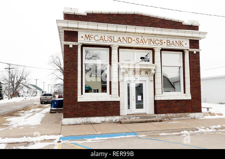 Mccausland, Iowa, USA. Jan, 2019 18. Die Stadt McCausland gekauft das Wahrzeichen 1916, McCausland Sparkasse bei 302 North Salina Street im Jahr 2015 von abgerissen werden zu halten und verwendet ein 15.000 Zuschuss der Regional Development Authority (RDA), um zu helfen, die Struktur als multi-purpose Bauen, Wohnen Stadt Büros und Community Center wieder her. Credit: Kevin E. Schmidt/Viererkabel - Zeiten/Viererkabel - Zeiten/ZUMA Draht/Alamy leben Nachrichten Stockfoto