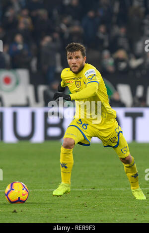 21. Januar 2019, Allianz Stadion, Turin, Italien; Serie A Fußball, Juventus gegen Chievo; Perparim Hetemaj von Chievo Verona auf der Kugel Stockfoto