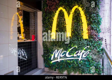 Hongkong, China. 17 Dez, 2018. McDonalds Fast Food und McCafe in Hongkong gesehen. Credit: Daniel Fung/SOPA Images/ZUMA Draht/Alamy leben Nachrichten Stockfoto