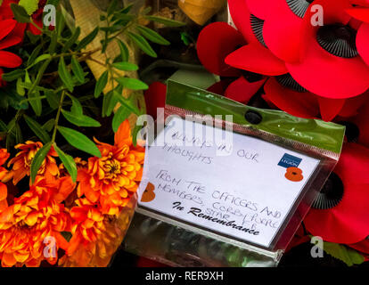 Datei PICS: St James's Square, London UK. 22. Januar 2019. Nach der Beschädigung des Bomber Command und Royal Marines Denkmäler in London berichtet, heute Abend, dass das Denkmal für die WPC-Yvonne Fletcher auch angegriffen wurde. Yvonne Fletcher wurde am 17. April 1984 Während die Polizei eine Demonstration vor der libyschen Botschaft geschossen. Diese Bilder wurden am 19. Januar 2019 berücksichtigt. Credit: Newspics Großbritannien London/Alamy leben Nachrichten Stockfoto