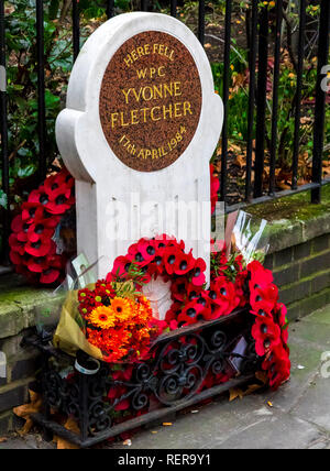 Datei PICS: St James's Square, London UK. 22. Januar 2019. Nach der Beschädigung des Bomber Command und Royal Marines Denkmäler in London berichtet, heute Abend, dass das Denkmal für die WPC-Yvonne Fletcher auch angegriffen wurde. Yvonne Fletcher wurde am 17. April 1984 Während die Polizei eine Demonstration vor der libyschen Botschaft geschossen. Diese Bilder wurden am 19. Januar 2019 berücksichtigt. Credit: Newspics Großbritannien London/Alamy leben Nachrichten Stockfoto