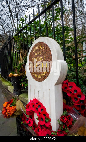 Datei PICS: St James's Square, London UK. 22. Januar 2019. Nach der Beschädigung des Bomber Command und Royal Marines Denkmäler in London berichtet, heute Abend, dass das Denkmal für die WPC-Yvonne Fletcher auch angegriffen wurde. Yvonne Fletcher wurde am 17. April 1984 Während die Polizei eine Demonstration vor der libyschen Botschaft geschossen. Diese Bilder wurden am 19. Januar 2019 berücksichtigt. Credit: Newspics Großbritannien London/Alamy leben Nachrichten Stockfoto