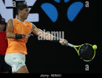 Sport, Sport, Tennis, Grand 22. Januar 2019, Melbourne Park, Melbourne, Australien; Australian Open Tennis, Tag 9; Rafael Nadal aus Spanien gibt die Kugel gegen Frances Tiafoe der USA Stockfoto