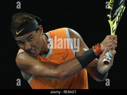 Melbourne Park, Melbourne, Australien. 22 Jan, 2019. Australian Open Tennis, Tag 9; Rafael Nadal aus Spanien gibt die Kugel gegen Frances Tiafoe der USA Credit: Aktion plus Sport/Alamy leben Nachrichten Stockfoto