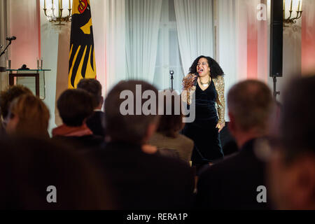 Berlin, Deutschland. 22 Jan, 2019. Der Sänger Tayo Awosusi-Onutor singt während der Eröffnung der einen kulturellen Abend der Sinti, Roma und Jeni im Schloss Bellevue, Amtssitz des Bundespräsidenten. Credit: Gregor Fischer/dpa/Alamy leben Nachrichten Stockfoto