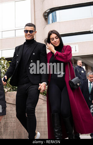 Madrid, Spanien. 22 Jan, 2019. Portugiesische Fußball-Spieler Cristiano Ronaldo fährt vom Landgericht von Madrid mit seiner Freundin Georgina Rodriguez aus seinem steuerhinterziehungsprozess. Credit: SOPA Images/ZUMA Draht/Alamy leben Nachrichten Stockfoto