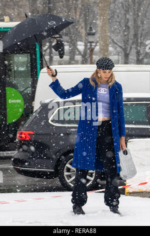 Paris, Frankreich. 22 Jan, 2019. Street Style aus Paris Fashion Week bei der Chanel Haute Couture Show Quelle: Christopher Neve/Alamy leben Nachrichten Stockfoto