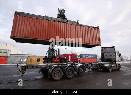 Hamburg, Deutschland. Jan, 2019 21. Ein Container ist auf einen Lkw im Lager der Deutschen Verpackung und Logistik Firma EPOLOG in Hamburg, Deutschland, Jan. 21, 2019. Deutsche Logistikunternehmen sagte sie haben gute Erfahrung und sind bereit für mehr China-bezogene Unternehmen. Credit: Shan Yuqi/Xinhua/Alamy leben Nachrichten Stockfoto