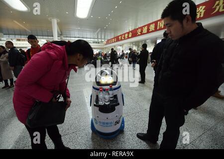 Hangzh, China. Jan, 2019 21. Ein Roboter stellt Wasser für Fluggäste Während der Spring Festival reisen Rush in Hangzhou East Railway Station in Hangzhou, China Zhejiang Provinz. Credit: SIPA Asien/ZUMA Draht/Alamy leben Nachrichten Stockfoto