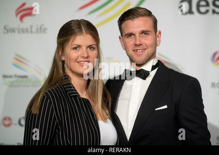 Hannover, Deutschland. 22 Jan, 2019. Anna-Lena Füllkrug und ihr Bruder Niclas Füllkrug, die beide Fußball für Hannover 96 spielen, kommen auf die neue Presse Gala zu Hannovers Sportler des Jahres gewählt werden. Die Wahl von Hannovers Sportler des Jahres hat eine familiäre Angelegenheit geworden: Niclas Füllkrug und seine Schwester Anna-Lena, die beide Fußball für Hannover 96 spielen, haben die beiden ersten Platz von den Lesern der "Neuen Presse" gewählt worden. Credit: Julian Stratenschulte/dpa/Alamy leben Nachrichten Stockfoto