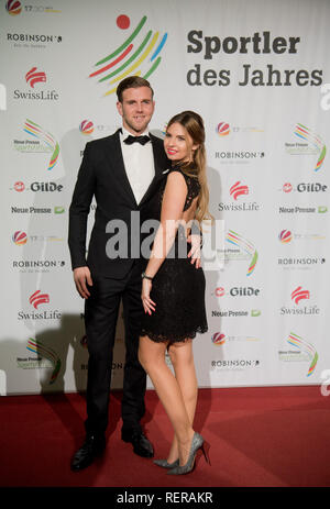 Hannover, Deutschland. 22 Jan, 2019. Niclas Füllkrug, Spieler des Fußball-Erstligisten Hannover 96, und seine Frau Lisa kommen, um die neue Presse Gala zu Hannovers Sportler des Jahres gewählt werden. Die Wahl von Hannovers Sportler des Jahres hat eine familiäre Angelegenheit geworden: Niclas Füllkrug und seine Schwester Anna-Lena, die beide Fußball für Hannover 96 spielen, haben die beiden ersten Platz von den Lesern der "Neuen Presse" gewählt worden. Credit: Julian Stratenschulte/dpa/Alamy leben Nachrichten Stockfoto