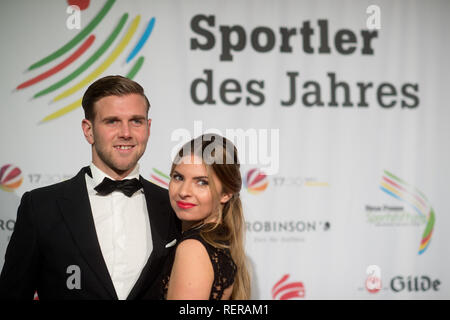 Hannover, Deutschland. 22 Jan, 2019. Niclas Füllkrug, Spieler des Fußball-Erstligisten Hannover 96, und seine Frau Lisa kommen, um die neue Presse Gala zu Hannovers Sportler des Jahres gewählt werden. Die Wahl von Hannovers Sportler des Jahres hat eine familiäre Angelegenheit geworden: Niclas Füllkrug und seine Schwester Anna-Lena, die beide Fußball für Hannover 96 spielen, haben die beiden ersten Platz von den Lesern der "Neuen Presse" gewählt worden. Credit: Julian Stratenschulte/dpa/Alamy leben Nachrichten Stockfoto
