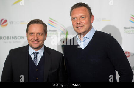 Hannover, Deutschland. 22 Jan, 2019. Horst Heldt (l), Manager des Fußball-Erstligisten Hannover 96, und Andre Breitenreiter, 96 Trainer, kommen Sie, um die neue Presse Gala zu Hannovers Sportler des Jahres gewählt werden. Credit: Julian Stratenschulte/dpa/Alamy leben Nachrichten Stockfoto