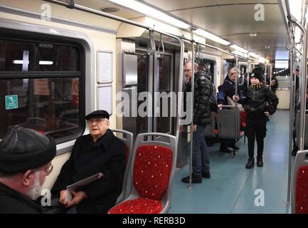 Istanbul, Türkei. 22 Jan, 2019. Passagiere ein Zug der U-Bahn-Linie "Tunel", das ist der zweitälteste in der Welt nach dem in 1863 in London gebaut, in Istanbul, Türkei, Jan. 22, 2019. Eines der ältesten U-Bahn der Welt in der Türkei die bevölkerungsreichste Stadt Istanbul, die noch in Betrieb ist, wird die Kennzeichnung der 144. Jahrestag in diesem Monat. Credit: Xu Suhui/Xinhua/Alamy leben Nachrichten Stockfoto