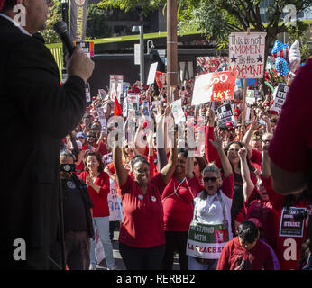 Los Angeles, Kalifornien, USA. 22 Jan, 2019. Lehrer, Eltern und Schüler jubeln während Alex Caputo-Pearl auf der Bühne während der Rallye UTLA spricht am Freitag, 22. Januar 2019. Credit: Allison Zaucha/ZUMA Draht/Alamy leben Nachrichten Stockfoto