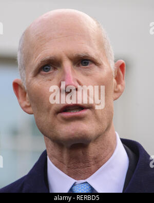 Washington, District of Columbia, USA. 22 Jan, 2019. United States Senator Rick Scott macht die Erläuterungen sind wie er Reportern erfüllt, nachdem er und andere Mitglieder der Florida Delegation mit US-Präsident Donald J. Trumpf im Weißen Haus in Washington, DC am Dienstag, 22. Januar 2019 verliehen. Die Konferenz zentriert um Venezuela und Kuba. Credit: Ron Sachs/CNP Credit: ZUMA Press, Inc./Alamy leben Nachrichten Stockfoto