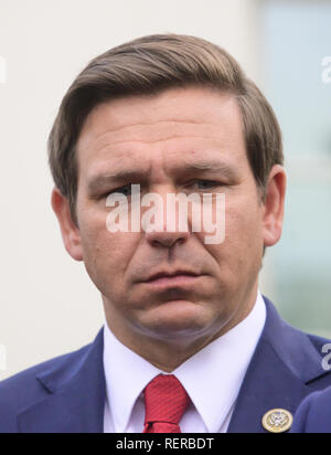 Washington, District of Columbia, USA. 22 Jan, 2019. Gouverneur Ron DeSantis hört wie er Reportern erfüllt, nachdem er und andere Mitglieder der Florida Delegation mit US-Präsident Donald J. Trumpf im Weißen Haus in Washington, DC am Dienstag, 22. Januar 2019 verliehen. Die Konferenz zentriert um Venezuela und Kuba. Credit: Ron Sachs/CNP Credit: ZUMA Press, Inc./Alamy leben Nachrichten Stockfoto