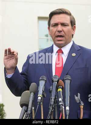 Washington, District of Columbia, USA. 22 Jan, 2019. Gouverneur Ron DeSantis macht die Erläuterungen sind wie er Reportern erfüllt, nachdem er und andere Mitglieder der Florida Delegation mit US-Präsident Donald J. Trumpf im Weißen Haus in Washington, DC am Dienstag, 22. Januar 2019 verliehen. Die Konferenz zentriert um Venezuela und Kuba Credit: ZUMA Press, Inc./Alamy leben Nachrichten Stockfoto