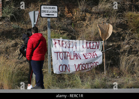 Januar 22, 2019 - 22. Januar 2019 (Totalan, Málaga, Andalusien) Der gestrige Tag endete mit guten Nachrichten. Es war schliesslich 60 Meter Tiefe erreicht, und trotz der 55 Stunden investiert, war bereits ein Schritt weg von dem Unternehmen Hunosa rescue Brigade konnte die Ausgrabung der horizontalen Galerie starten. Aber mit jenen vier Meter, die aus der Perforation der Meter gehen und eine Hälfte des Durchmessers und der kleinen Bohrung von 25 Zentimetern wo Julen Vor neun Tagen fiel immer zu kompliziert, zu beginnen. Von der Ebene minus 40, die Schutzrohre nicht passen und es wurde beschlossen, zu re-Bohrer mit einem etwas größeren thicke Stockfoto