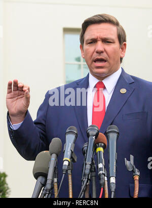 Ron DeSantis (republikanische Gouverneur von Florida) macht die Erläuterungen sind wie er Reportern erfüllt, nachdem er und andere Mitglieder der Florida Delegation mit US-Präsident Donald J. Trumpf im Weißen Haus in Washington, DC am Dienstag, 22. Januar 2019 verliehen. Die Konferenz zentriert um Venezuela und Kuba. Credit: Ron Sachs/CNP/MediaPunch Stockfoto