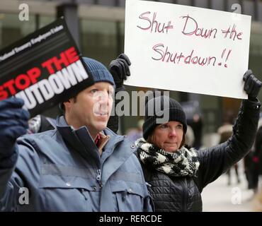 New York, USA. 22. Jan 2019. Die Menschen halten Plakate hoch, während einer Demonstration gegen die Regierung teilweise Abschaltung bei Federal Plaza in Chicago, USA, Jan. 18, 2019 zu protestieren. Die derzeitige Regierung teilweise Abschaltung, bereits die längste in der Geschichte der USA, begann am Dez. 22, 2018, als das Weiße Haus und der Demokratischen Kongressmitglieder konnte auf ein Budget der US-mexikanischen Grenze an der Wand zu finanzieren zu vereinbaren, ein Versprechen von Präsident Donald Trump hat während seiner Kampagne. Stockfoto