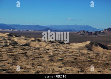 San Bernardino County, Kalifornien, USA. 2. Dez, 2018. Mojave National Preserve ist in Südkalifornien, in der Mojave Wüste. Natürliche Eigenschaften gehören die Kelso Dunes, der Marl Berge und die Cima Dome, sowie vulkanische Formationen wie Loch-in-der-Wand und der Schlackenkegel Lava Beds. Die konserve 31. Oktober 1994 gegründet. Credit: Katrina Kochneva/ZUMA Draht/Alamy leben Nachrichten Stockfoto