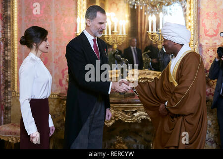 König Felipe VI. von Spanien und Königin Letizia von Spanien gesehen, ausländische Botschafter empfangen am Royal Palace in Madrid. Stockfoto