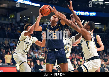 Atlanta, GA, USA. 22 Jan, 2019. Notre Dame, K. Harvey (5) kämpft sich durch mehrere Georgia Tech Verteidiger in der ersten Jahreshälfte eine NCAA College Basketball Spiel bei McCamish Pavillon in Atlanta, GA. Austin McAfee/CSM/Alamy leben Nachrichten Stockfoto