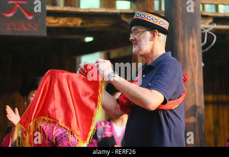 Guangxi, Guangxi, China. 23 Jan, 2019. Guangxi, China - Die Huangluo Dorf Yao ethnischen Minderheit, in Guangxi befindet, wird als "Dorf der Lange Haare" betitelt, weil es mehr als 60 weiblichen Dorfbewohner mit langen Haaren von 1,4 m entfernt sind. Die durchschnittliche Länge der weiblichen Dorfbewohner ist 1,7 Meter und die längsten Haare erreicht 2,1 Meter. Es ist eine Tradition, die lokale weibliche Dorfbewohner ihre Haare lang halten. Credit: SIPA Asien/ZUMA Draht/Alamy leben Nachrichten Stockfoto