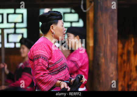 Guangxi, Guangxi, China. 23 Jan, 2019. Guangxi, China - Die Huangluo Dorf Yao ethnischen Minderheit, in Guangxi befindet, wird als "Dorf der Lange Haare" betitelt, weil es mehr als 60 weiblichen Dorfbewohner mit langen Haaren von 1,4 m entfernt sind. Die durchschnittliche Länge der weiblichen Dorfbewohner ist 1,7 Meter und die längsten Haare erreicht 2,1 Meter. Es ist eine Tradition, die lokale weibliche Dorfbewohner ihre Haare lang halten. Credit: SIPA Asien/ZUMA Draht/Alamy leben Nachrichten Stockfoto