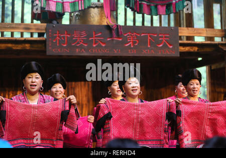 Guangxi, Guangxi, China. 23 Jan, 2019. Guangxi, China - Die Huangluo Dorf Yao ethnischen Minderheit, in Guangxi befindet, wird als "Dorf der Lange Haare" betitelt, weil es mehr als 60 weiblichen Dorfbewohner mit langen Haaren von 1,4 m entfernt sind. Die durchschnittliche Länge der weiblichen Dorfbewohner ist 1,7 Meter und die längsten Haare erreicht 2,1 Meter. Es ist eine Tradition, die lokale weibliche Dorfbewohner ihre Haare lang halten. Credit: SIPA Asien/ZUMA Draht/Alamy leben Nachrichten Stockfoto