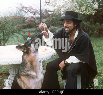 Der französische Sänger und Komponist Danyel Gerard ('Butterfly') im Januar 1977 auf seiner Farm in der Nähe von Paris. | Verwendung weltweit Stockfoto