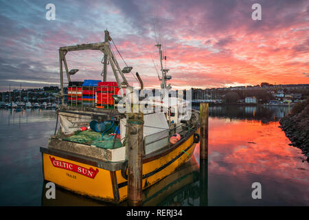 Crosshaven, Cork, Irland. 23. Januar, 2019. Eine atemberaubende rote Dämmerung Himmel über der Trawler keltische Sonne, die Gebunden wartet auf die Ebbe zu gehen, so dass die Besatzung maintaince Arbeiten am Rumpf in Crosshaven, Co Cork, Irland beginnen kann. Quelle: David Creedon/Alamy leben Nachrichten Stockfoto