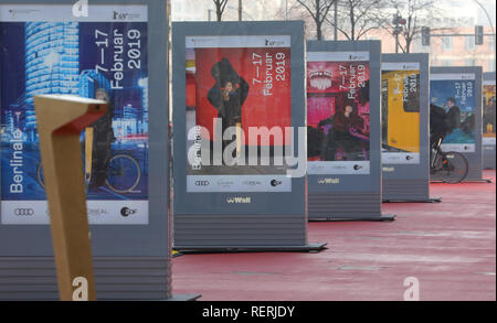 Berlin, Deutschland. 23 Jan, 2019. Am Potsdamer Platz gibt es Werbeplakate in Bezug auf die 2019 Film Festival. Die Berlinale findet vom 07. - 17. Februar 2019 in der deutschen Hauptstadt. Quelle: Wolfgang Kumm/dpa/Alamy leben Nachrichten Stockfoto