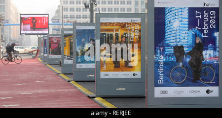 Berlin, Deutschland. 23 Jan, 2019. Ein Radfahrer übergibt den Potsdamer Platz mit Werbeplakaten in Bezug auf die 2019 Film Festival. Die Berlinale findet vom 07. - 17. Februar 2019 in der deutschen Hauptstadt. Quelle: Wolfgang Kumm/dpa/Alamy leben Nachrichten Stockfoto