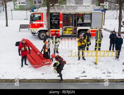 23. Januar 2019, Nordrhein-Westfalen, Düsseldorf: Die Feuerwehrleute bereiten sich auf ein Eis Rescue Übung mit einem speziellen Eis Rettung Rettungsboot. Foto: Christophe Kirschtorte/dpa Stockfoto