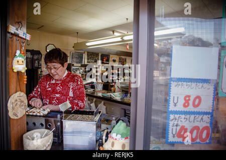 Inazawa, Aichi, Japan. 23 Jan, 2019. Eine Frau gesehen, die Japanischen süßer Reis dumpling Ball bin itarashi Dango'' in inazawa. mitarashi Dango ist Japans traditionelle Speisen und es ist sehr beliebt, die Knödel mit Soja beschichtet sind-und-Zucker Sirup, und in der Regel aus drei bis fünf sind auf einem Stick stecken. Credit: Takahiro Yoshida/SOPA Images/ZUMA Draht/Alamy leben Nachrichten Stockfoto