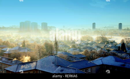 Glasgow, Schottland, Großbritannien, 23. Januar, 2019. UK Wetter: Schnee gestern lag über Nacht und war mit starken Sonnenschein heute Vormittag weihnachten Postkarte Szenen in der Stadt in einem Vorort von Knightswood über den Westen zu produzieren. Kredit Gerard Fähre / alamy Leben Nachrichten Stockfoto