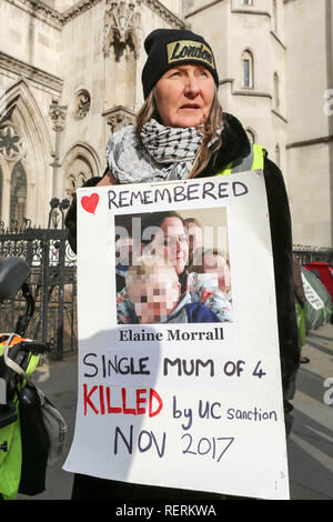 London, Großbritannien. Januar 2019. Eine Aktivistin steht vor den Royal Courts of Justice in London und hält ein handgefertigtes Plakat, das den Tod von Elaine Morrall, einer alleinerziehenden Mutter von vier Kindern, hervorhebt, die angeblich mit Universal Credit Sanktionen in Verbindung steht. Auf dem Schild steht „REMEMBER SINGLE MUM of 4 TOTED by UC Sanction NOV 2017“ und ein Foto von Morrall und ihren Kindern. Der Protest lenkt die Aufmerksamkeit auf die menschlichen Kosten der britischen Sozialpolitik. Penelope Barritt/Alamy Live News Stockfoto