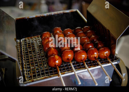 Japanische süßer Reis dumpling Ball" mitarashi dango" gesehen werden in inazawa angezeigt. Mitarashi dango ist Japans traditionelle Speisen und es ist sehr beliebt, die Knödel mit Soja beschichtet sind-und-Zucker Sirup, und in der Regel aus drei bis fünf sind auf einem Stick stecken. Stockfoto