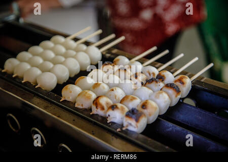 Japanische süßer Reis dumpling Ball" mitarashi dango" gesehen werden in inazawa angezeigt. Mitarashi dango ist Japans traditionelle Speisen und es ist sehr beliebt, die Knödel mit Soja beschichtet sind-und-Zucker Sirup, und in der Regel aus drei bis fünf sind auf einem Stick stecken. Stockfoto