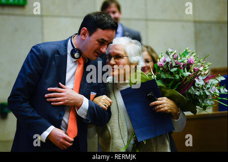 Krakau, Polen. 23 Jan, 2019. Holocaust Survivor, Lydia Maksymowicz gesehen, die Blumen während der Bürger Dialog Diskussion im Auditorium Maximum. Credit: Omar Marques/SOPA Images/ZUMA Draht/Alamy leben Nachrichten Stockfoto